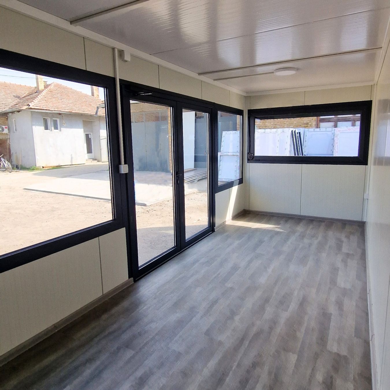 Contenedor modular para oficina, tienda o espacio comercial – 6 × 2,40 m detalle 2