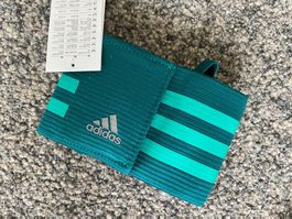 Fussballzubehör: Adidas Captain Armbinde, fabrikneu