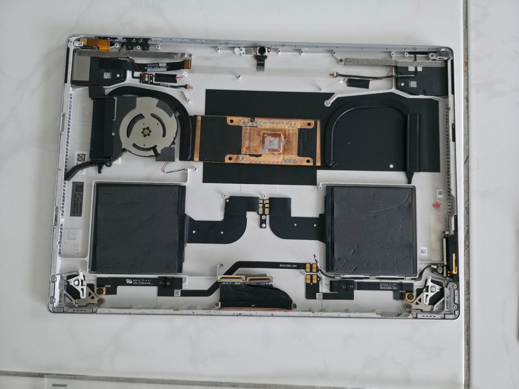 Microsoft Notebooks: Defektes SurfaceBook 3 – Defekt aus Luzern von i-ahhdisney 3