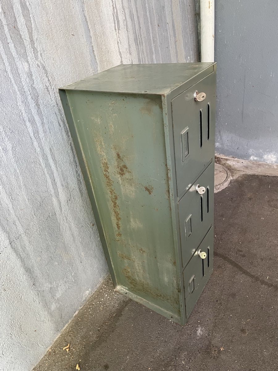 Porte manteau: Metallschrank/Garderobe 3 Fächer Gebraucht – D'occasion à Bern par coca-cola12 5