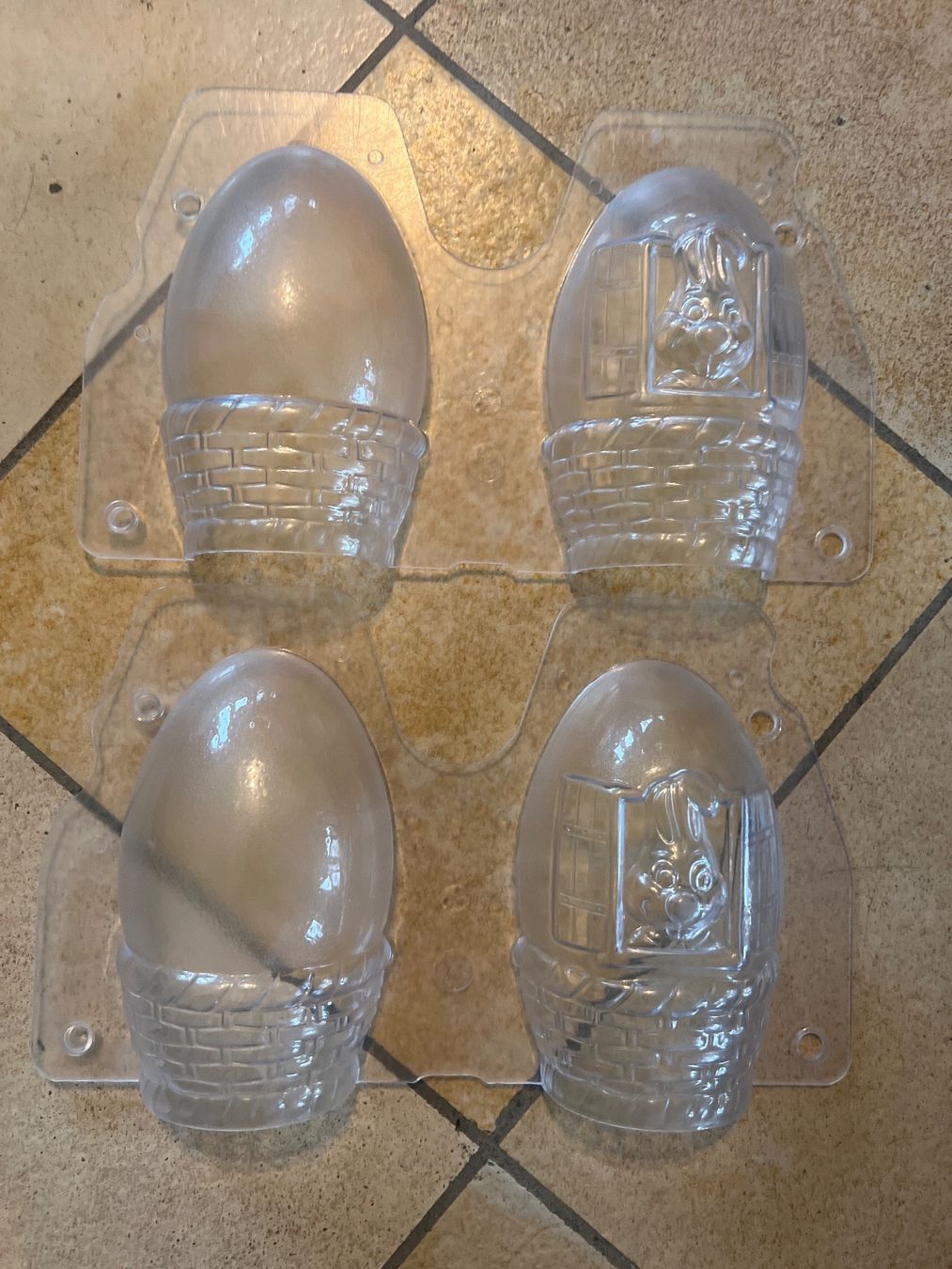 Backformen: Osterhasengussform Hase schaut aus dem Ei 1/2 – Gebraucht aus Egg b. Zürich von SwissTradingAgency