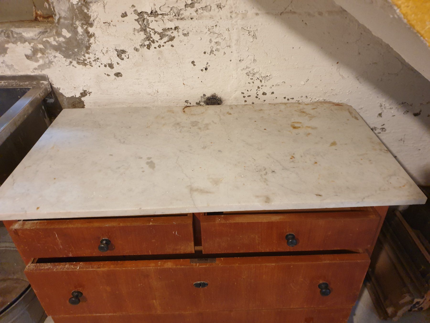 Cassettiere: Sideboard Kommode mit Marmorblatt 107 X 55 X 80cm hoch – Usato da Wädenswil venduto da verebe 1