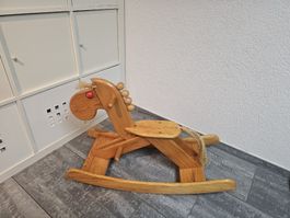 Schönes Schaukelpferd aus Holz für Kinder