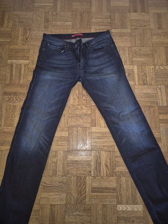 Jean Hugo Boss taille 32/32, parfait pour l'automne!