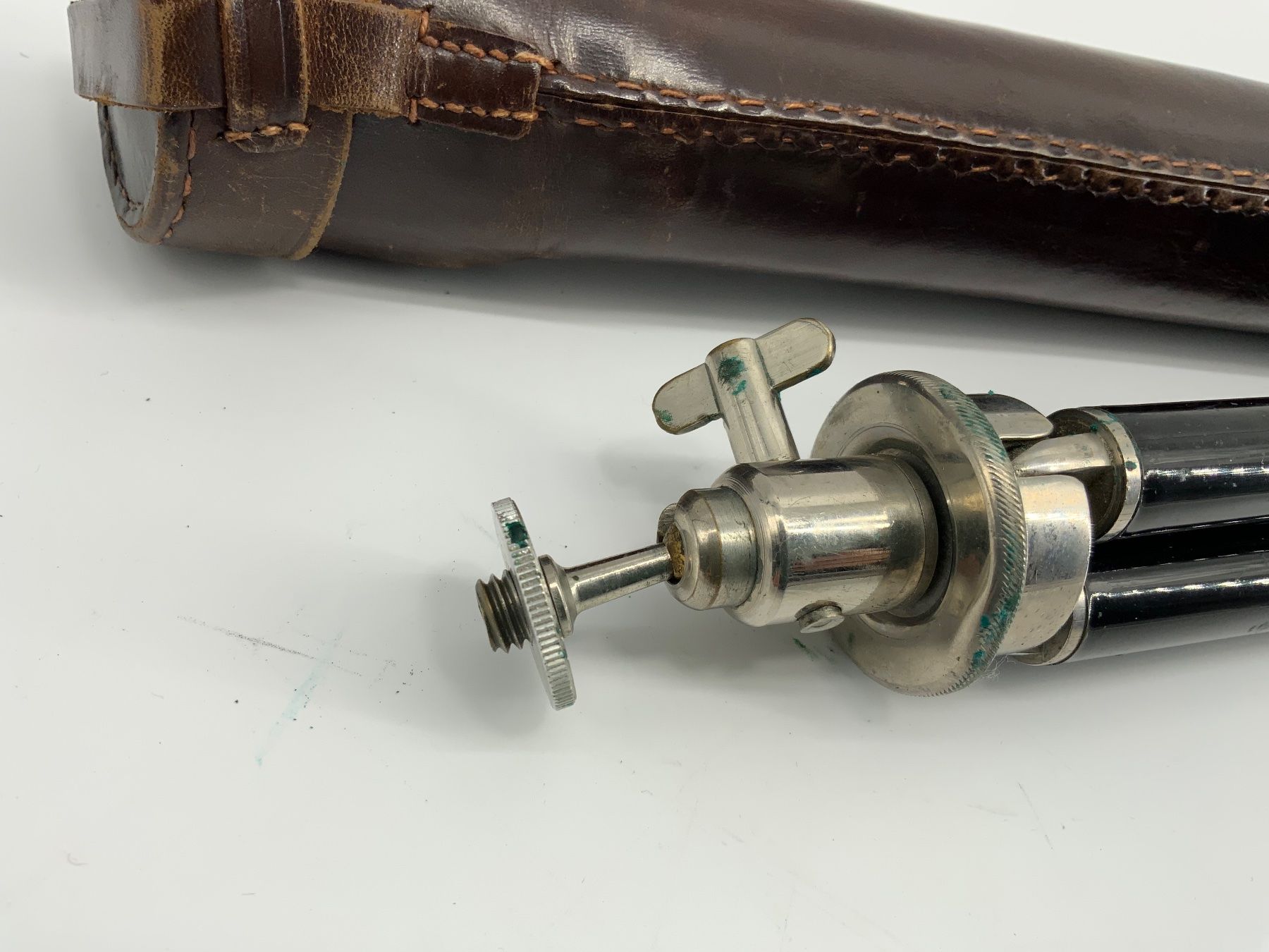 Treppiedi & Teste: Antikes 3 Bein Stativ mit Original Ledermappe – Usato da Erlach venduto da silvia3235 6