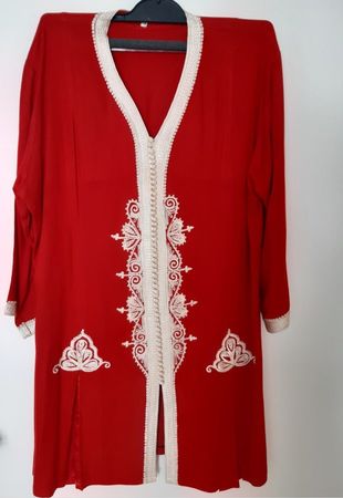 Kaftan Rot mit weissem Stickmuster und Verzierungen Grösse M