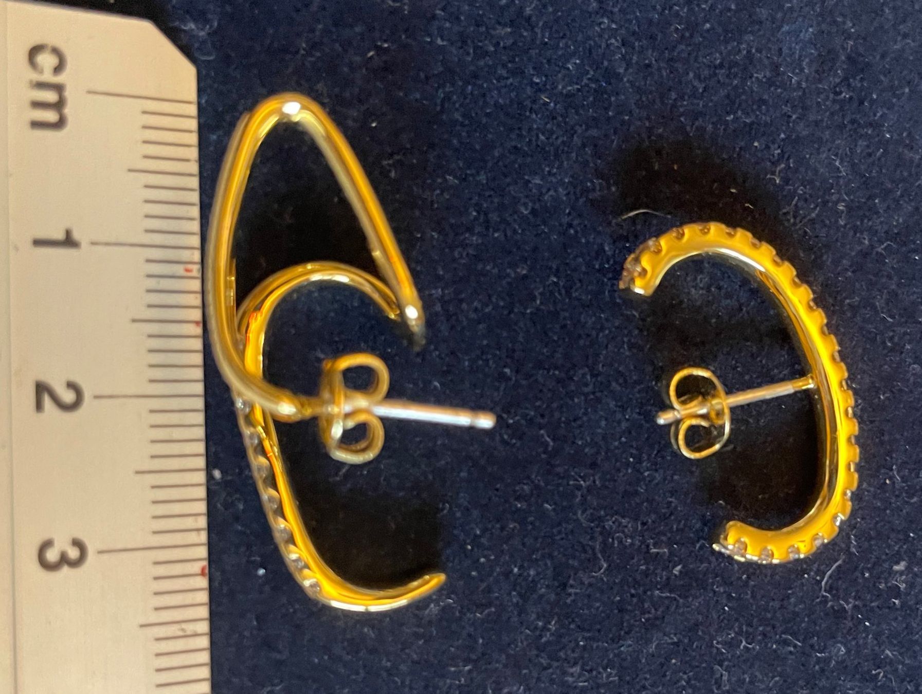 Ohrringe & -stecker: Paire de boucles d'oreilles dorées avec strass – Neu (gemäss Beschreibung) aus Sugnens von 555madison 1