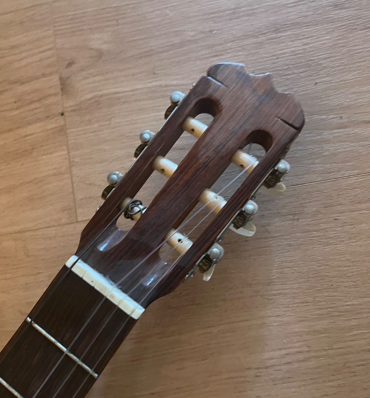 Strumenti musicali: Gitarre konventionell / Wandergitarrre – Usato da Solothurn venduto da auktion-schweiz 2