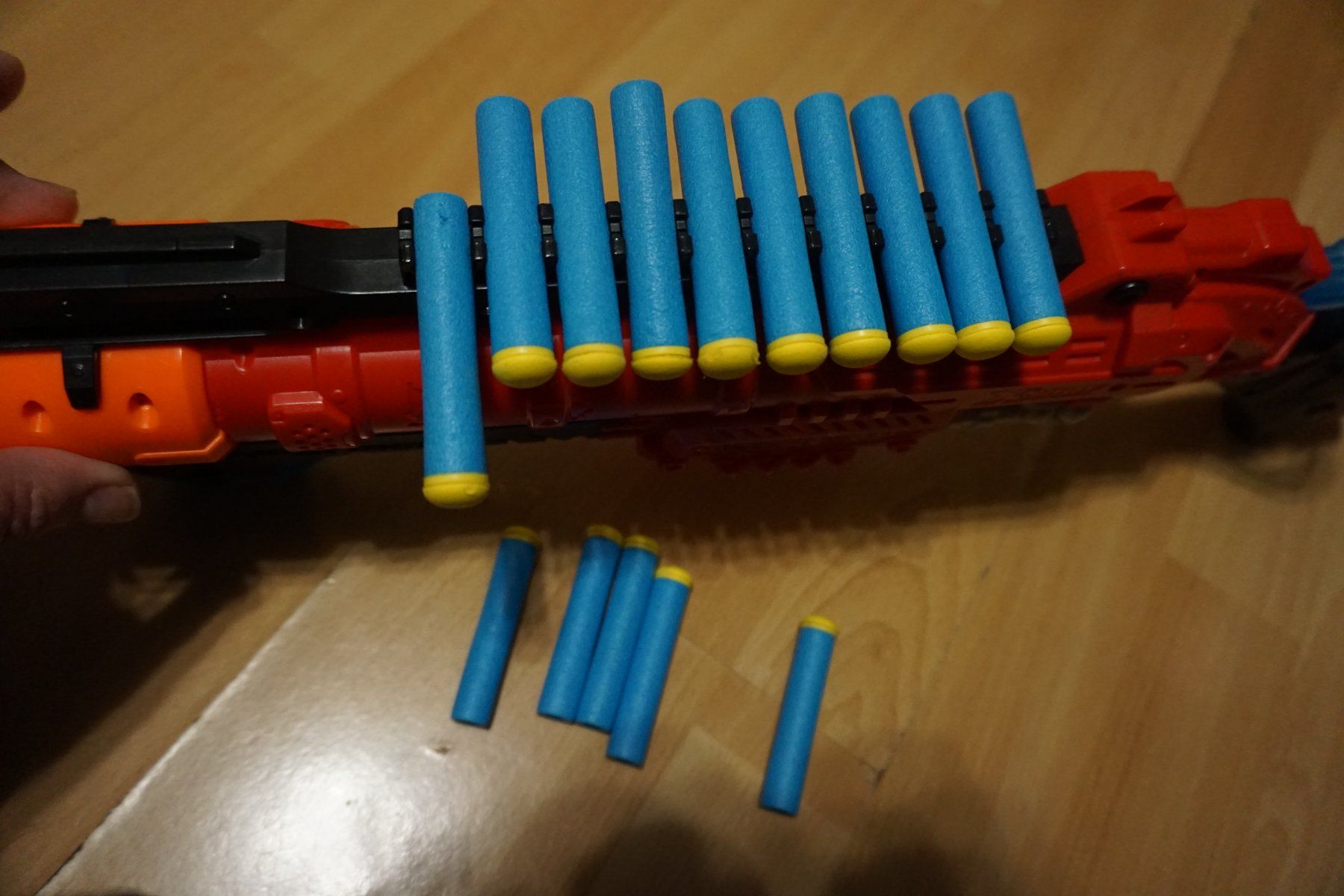 Giocattoli: Dino Attack Spielzeug Gewehr mit Darts – Usato da Zürich venduto da einalemjena 1