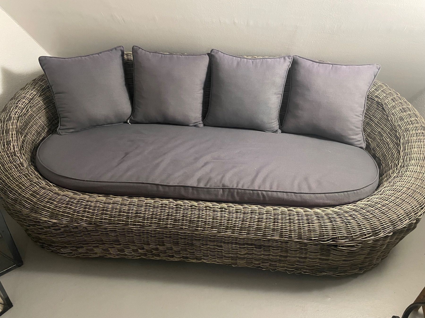 Sofas: Gartenlongue 2er plus runder Tisch – Gebraucht aus Würenlos von Ontrack4 2