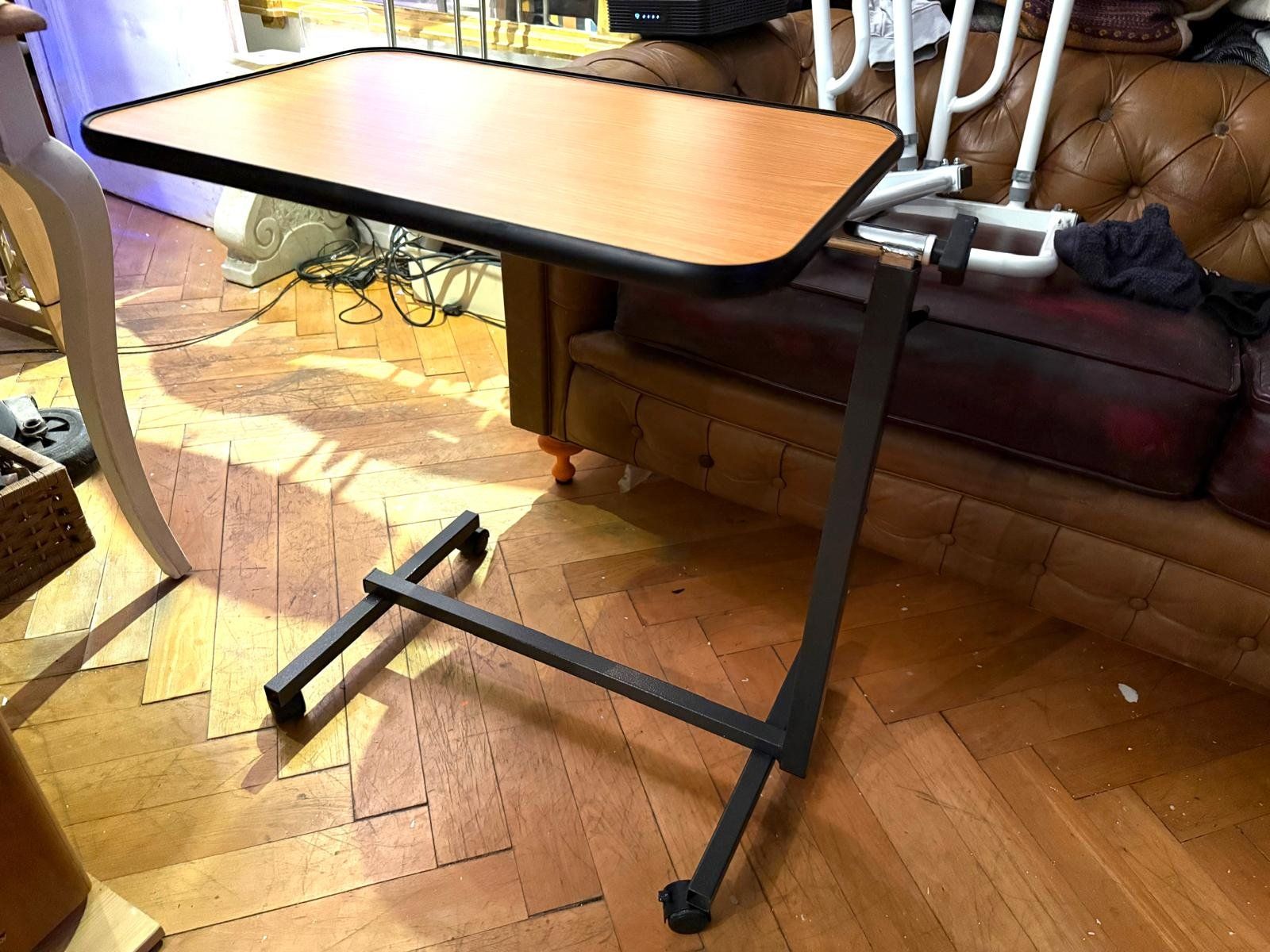 Tavoli: Table d'appoint de lit d'hôpital – Usato da genève venduto da Isarath 1