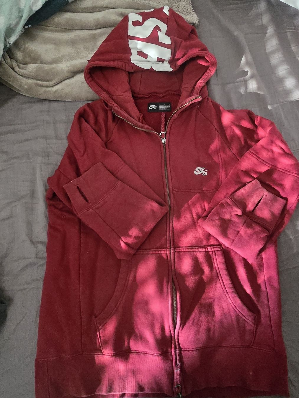 Nike Giacche: Sweat à capuche Nike SB rouge, taille L – Usato da Mont-sur-Lausanne venduto da Didinho