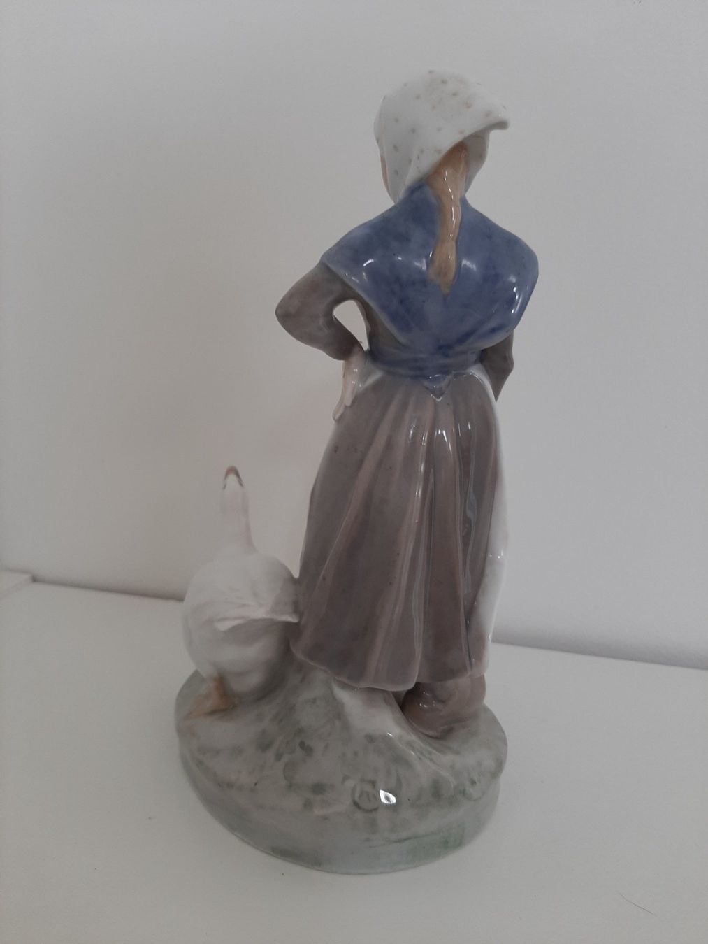 Royal Copenhagen Figuren: Die Gänsehüterin Royal Copenhagen Figur – Gebraucht aus Hinwil von Chnap 1