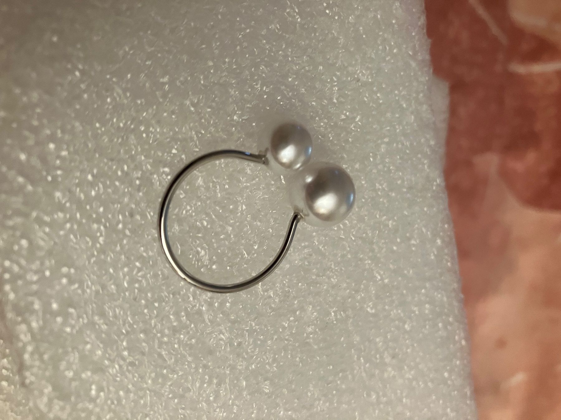 Anelli: silberfarbener Ring mit grosser und kleiner Imitationsperle – Nuovo (secondo la descrizione) da Affoltern am Albis venduto da Dlotti 1