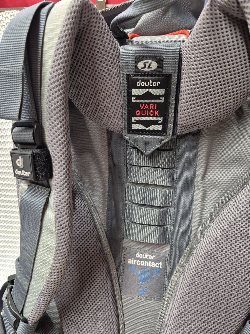 Deuter Zaini: Deuter Rucksack Act Lite 35 + 10L Orange grau – Usato da Merligen venduto da muss_haben 5