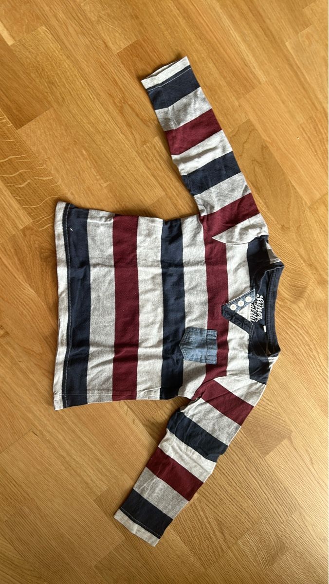 Maglioni & Felpe: Gestreiftes Kinder-Langarmshirt mit Tasche, Grösse 92 – Usato da Kaiseraugst venduto da Baum_12