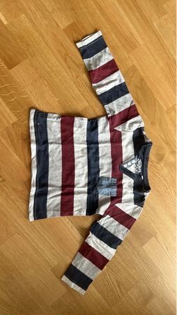 Gestreiftes Kinder-Langarmshirt mit Tasche, Grösse 92