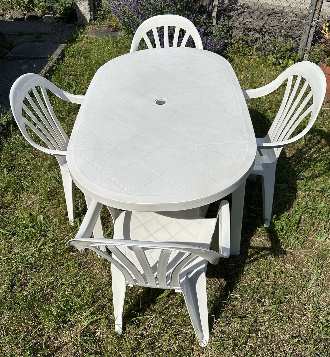 Set di tavolo e panche: Tisch mit vier Stühlen weiss PVC – Usato da Hergiswil NW venduto da hpb_9bvx 3