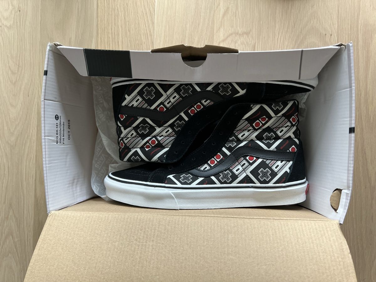 Vans Scarpe da uomo: Vans x Nintendo Sk8-Hi NES Controller Gr. 43 NEU – Nuovo e nell'imballaggio originale da Dübendorf venduto da CellarSeller
