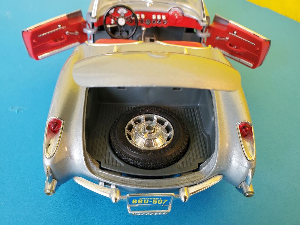Chevrolet Corvette Burago miniature car Scale: 1/43 Made in Italy