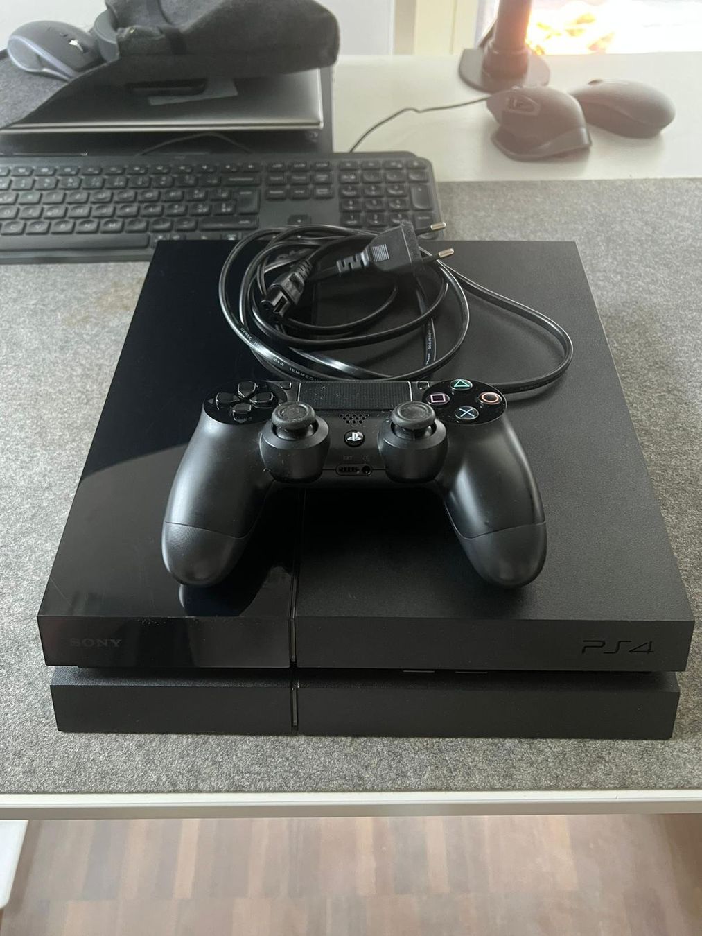 Sony Consoles: Sony Playstation 4, (PS4)Konsole mit Controller – D'occasion à Niederteufen par Mac_Book_Pro 1