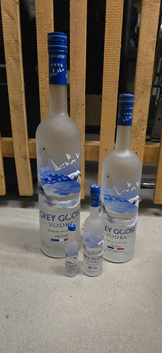 Grey Goose Bevande alcoliche: Grey Goose Vodka – Nuovo e nell'imballaggio originale da Duebendorf venduto da Necii95