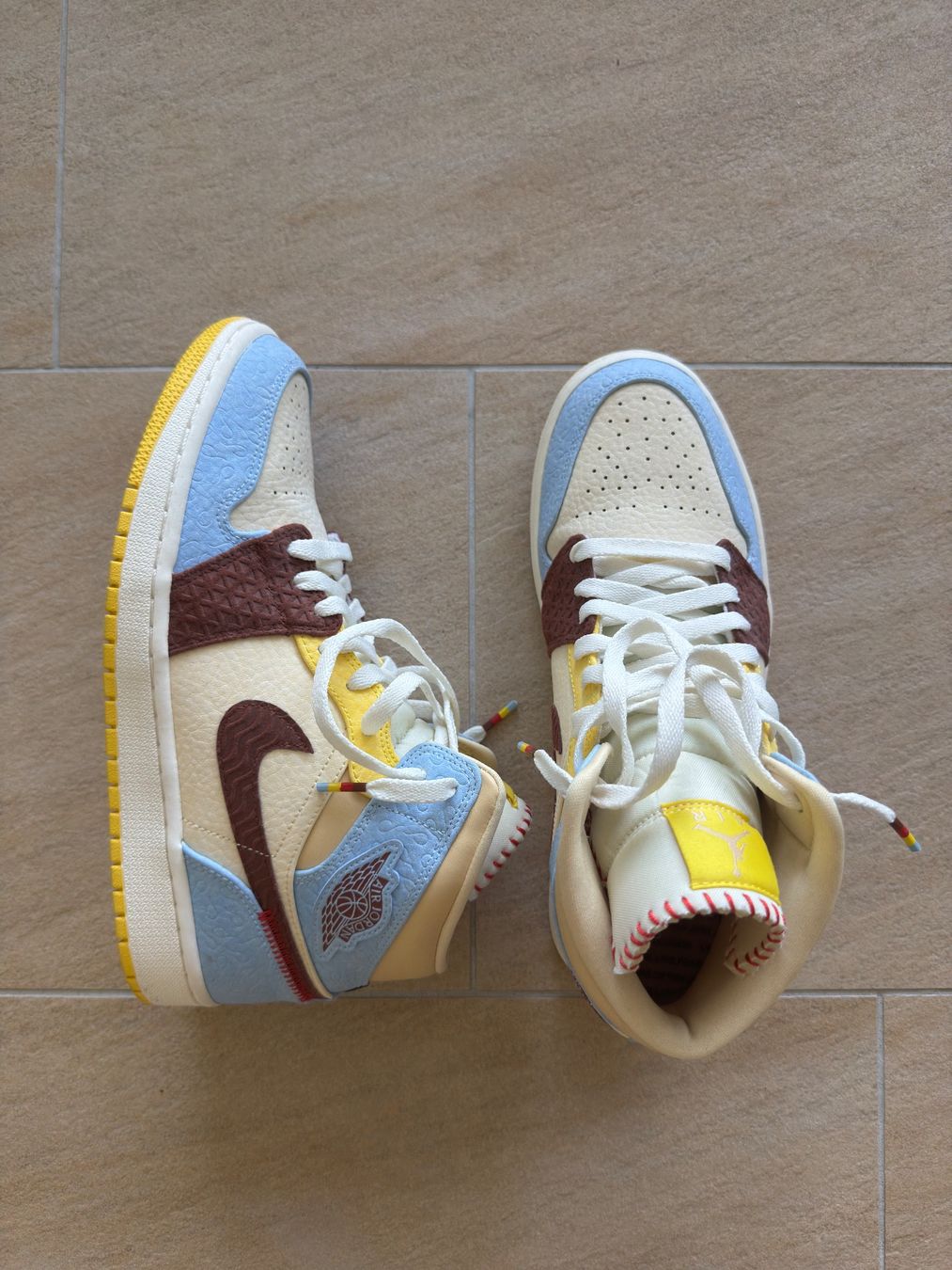 Jordan Scarpe da uomo: Jordan 1 mid Maison Chateau Rouge 9.5 US – Nuovo (secondo la descrizione) da Châtel-St-Denis venduto da Lou_Hock 2