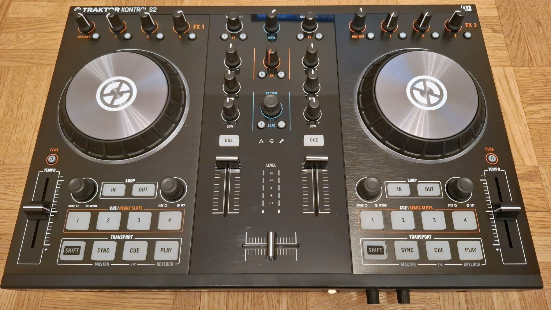 Traktor Platines de mixage: Native Traktor Kontrol S2 MK2 - DJ Controller – D'occasion à Allschwil par Geldgeber