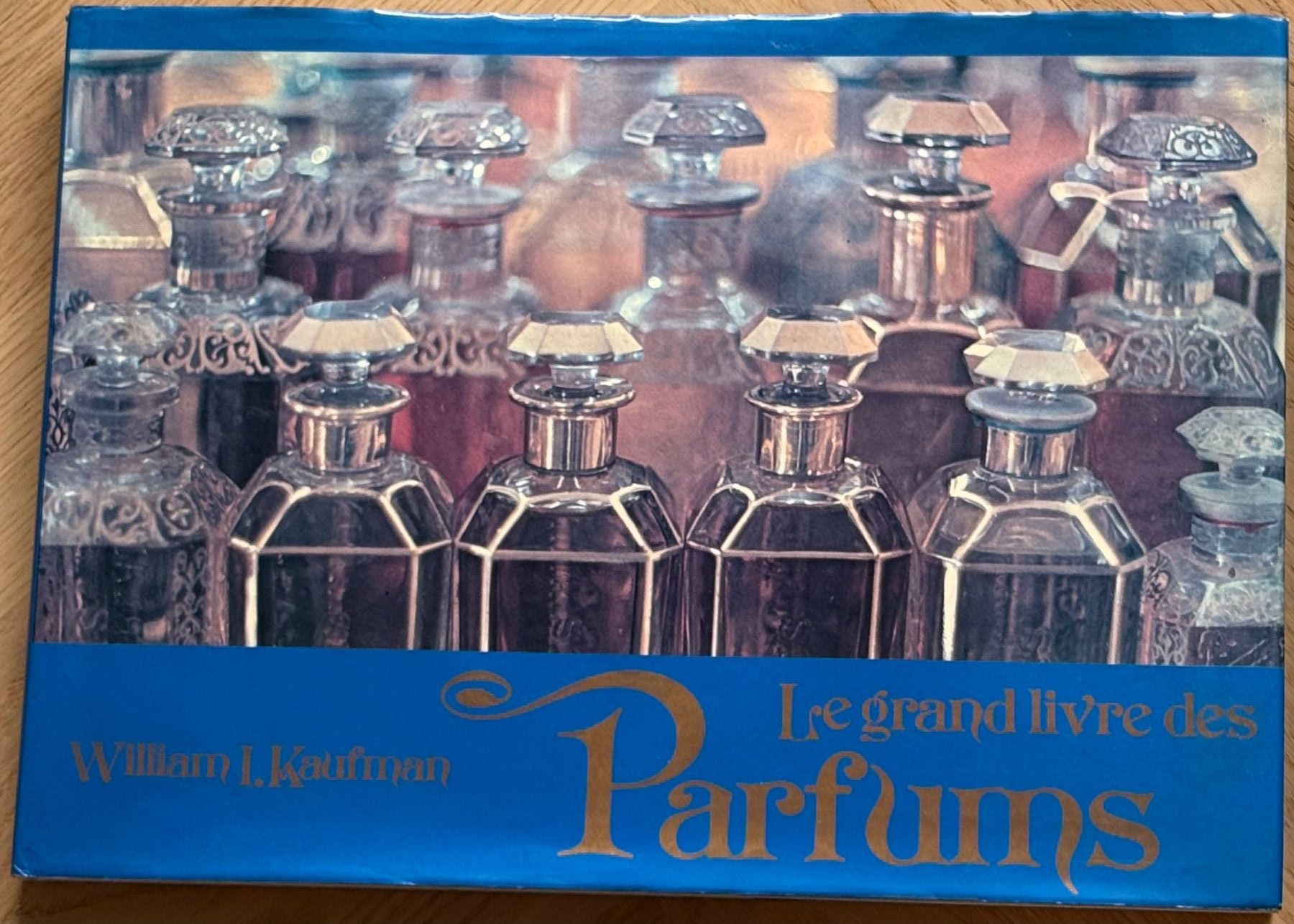 Guerlain Profumi & Eau de Toilette: GUERLAIN - Sieben alte Bücher über Guerlain Parfums – Usato da St. Gallen venduto da aracne 7