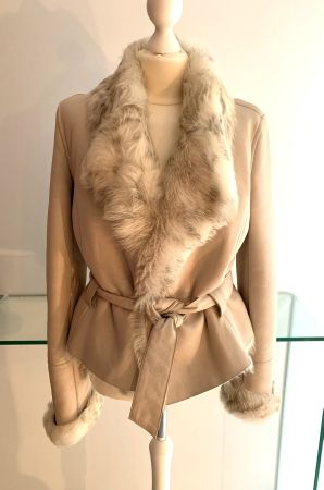 ** Lammfell-Jacke der Luxus-Marke Inès & Maréchal, Paris **