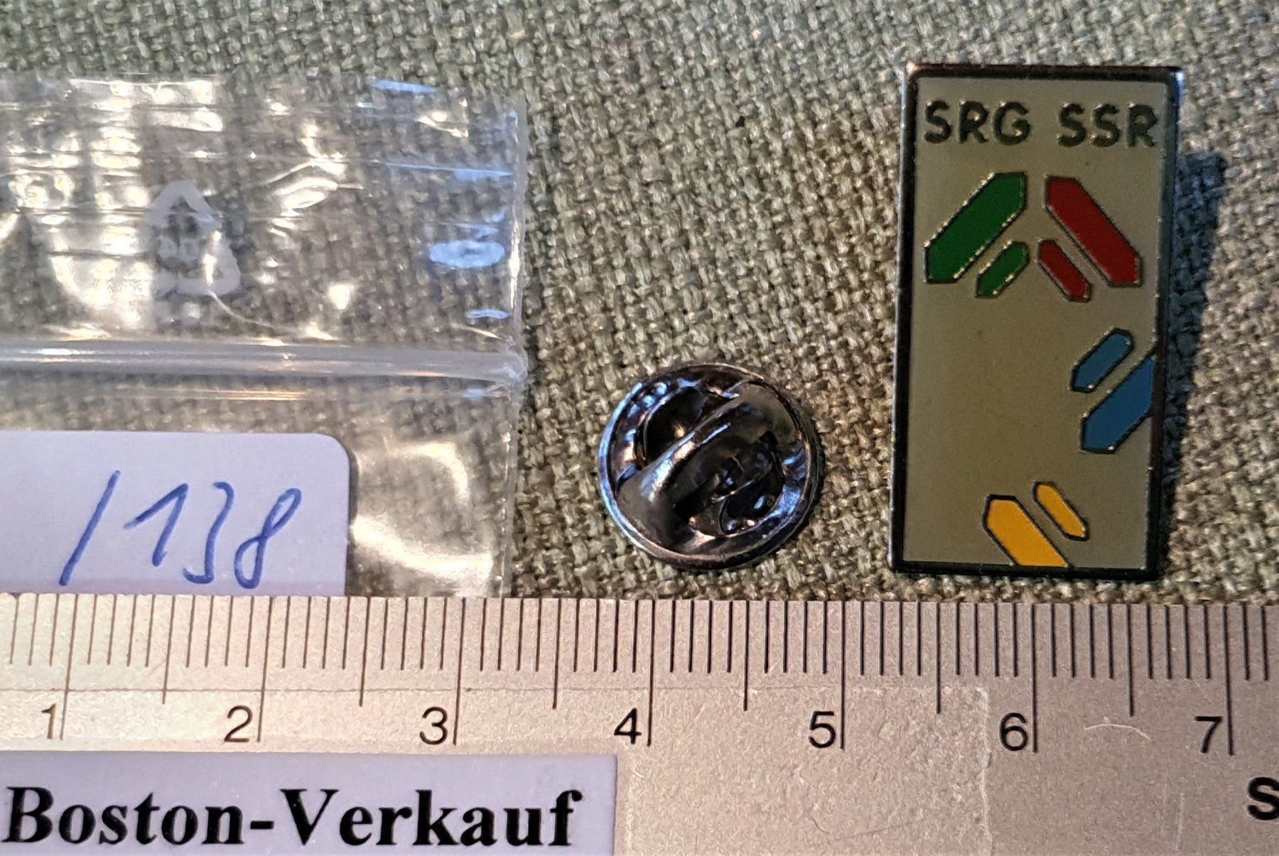 Plaketten & Abzeichen: I138 - Pin SRG SSR Schweizer Fernsehen – Gebraucht aus Reinach BL von Boston-Verkauf 1