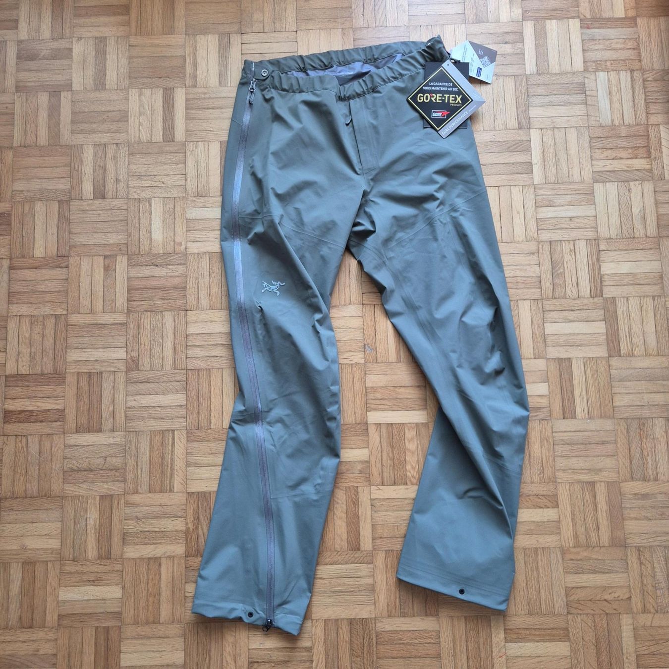 Arcteryx Pantaloni: Arc'teryx GORE-TEX Beta Pant Men Size M – Nuovo e nell'imballaggio originale da Luzern venduto da nnamfuak