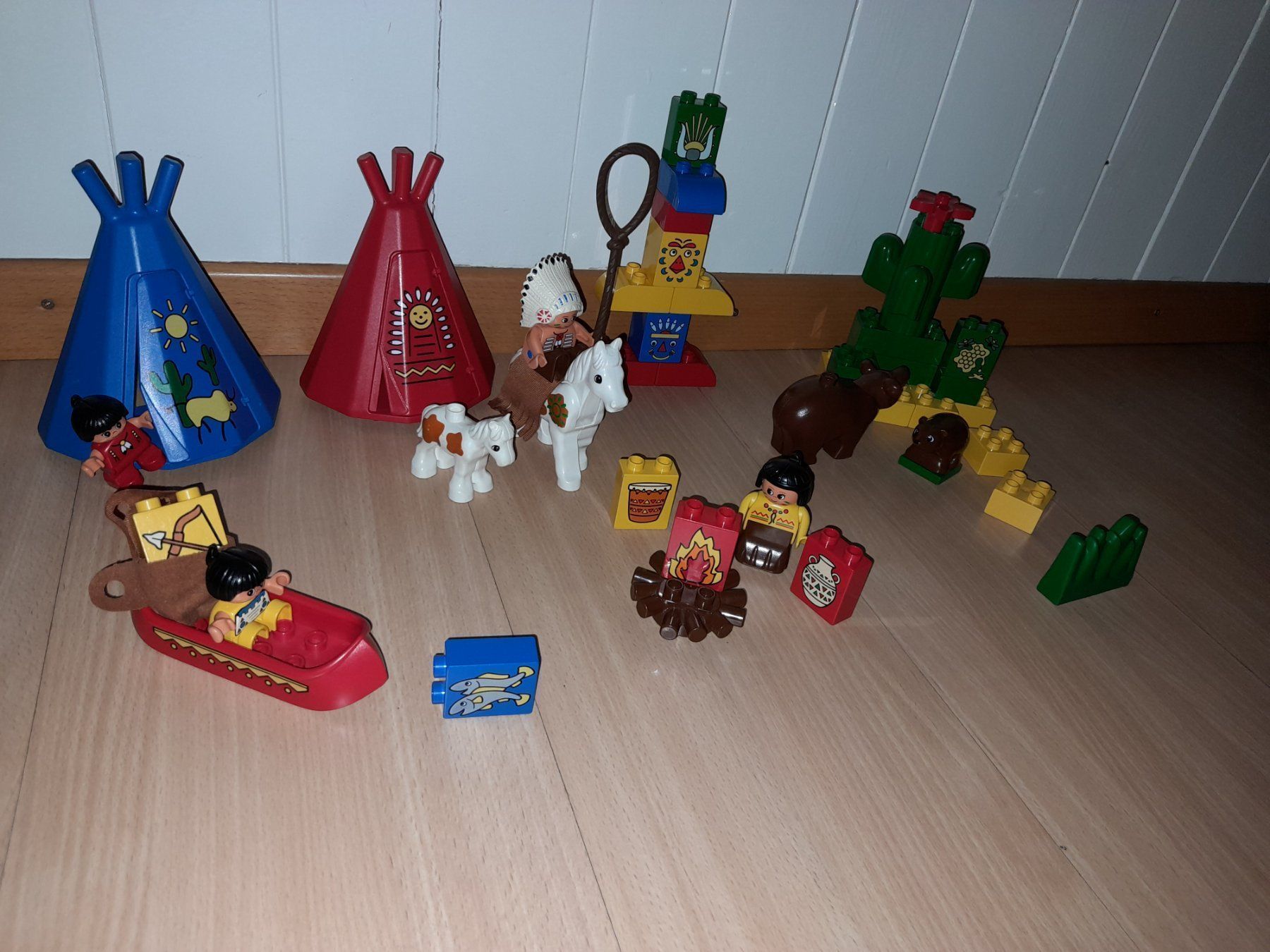 Lego Spielzeuge: Lego Duplo Indianerdorf 2436 Klassiker – Gebraucht aus Wittenbach von Gugielmo 1