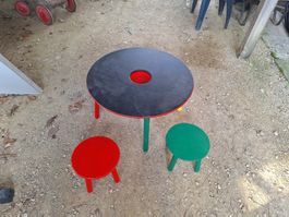 Kindertisch mit 2 Stühlen!