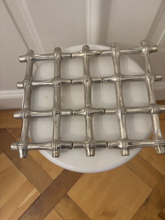 DESSOUS DE TABLE EN MÉTAL ARGENTÉ LEONARD | UK