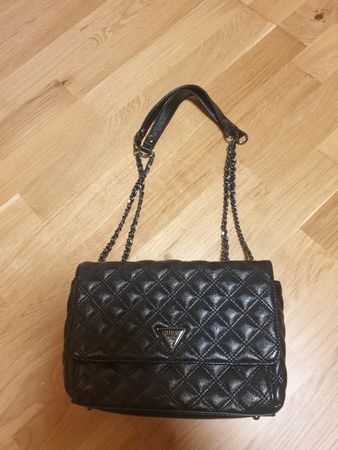Guess Handtasche schwarzes Leder gesteppt neuwertig