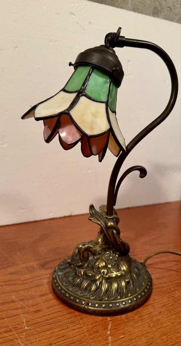 Lampade: Vintage Tiffany Style Lamp with Cherub Base  – Usato da Lausanne venduto da artnouveau05 1