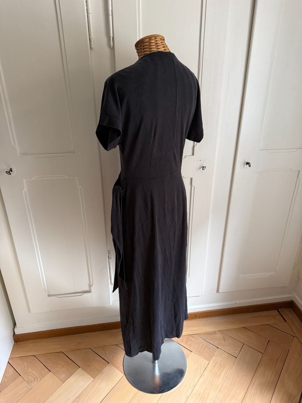 Monki Kleider: MONKI - Wickelkleid schwarz S – Gebraucht aus Zürich von Diazaio 2
