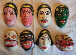 8 ältere handbemalte Holzmasken aus Bali – Grand Hyatt Bali