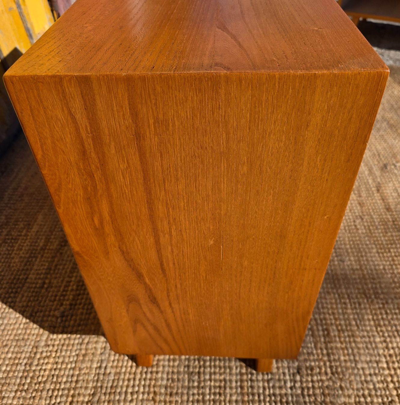 Kommoden: Mid-Century  Original Kommode Sproll style Vollmassiv Ulme – Gebraucht aus Haslen AI von Vintagelix 4
