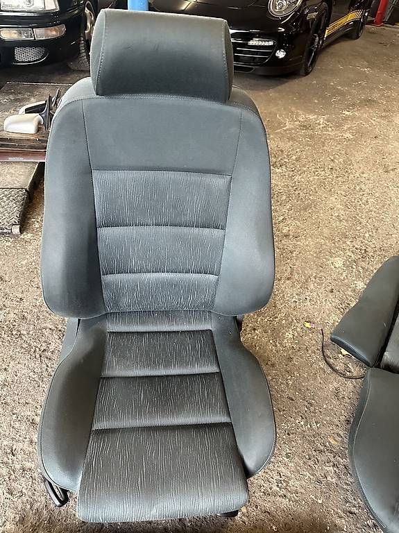 Tutti pezzi di ricambio auto: Audi a4 b5 Innenausstattung  – Usato da Oetwil am See venduto da CarParts 2