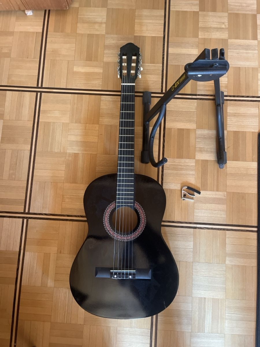 Strumenti musicali: Anfänger Gittare mit Ständer und Capo – Usato da Saas im Prättigau venduto da ray_man_98
