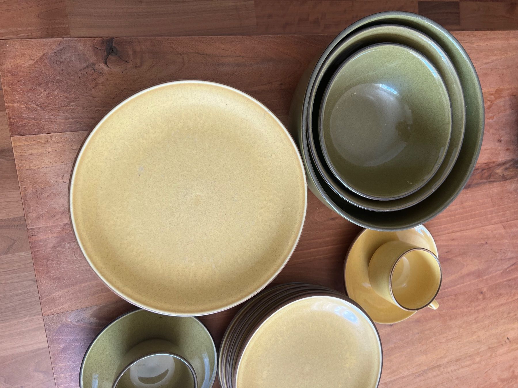 Rössler Set di piatti: Rössler Geschirrset 22 Teile Senf /Olive – Usato da Jona venduto da Sariksa 1