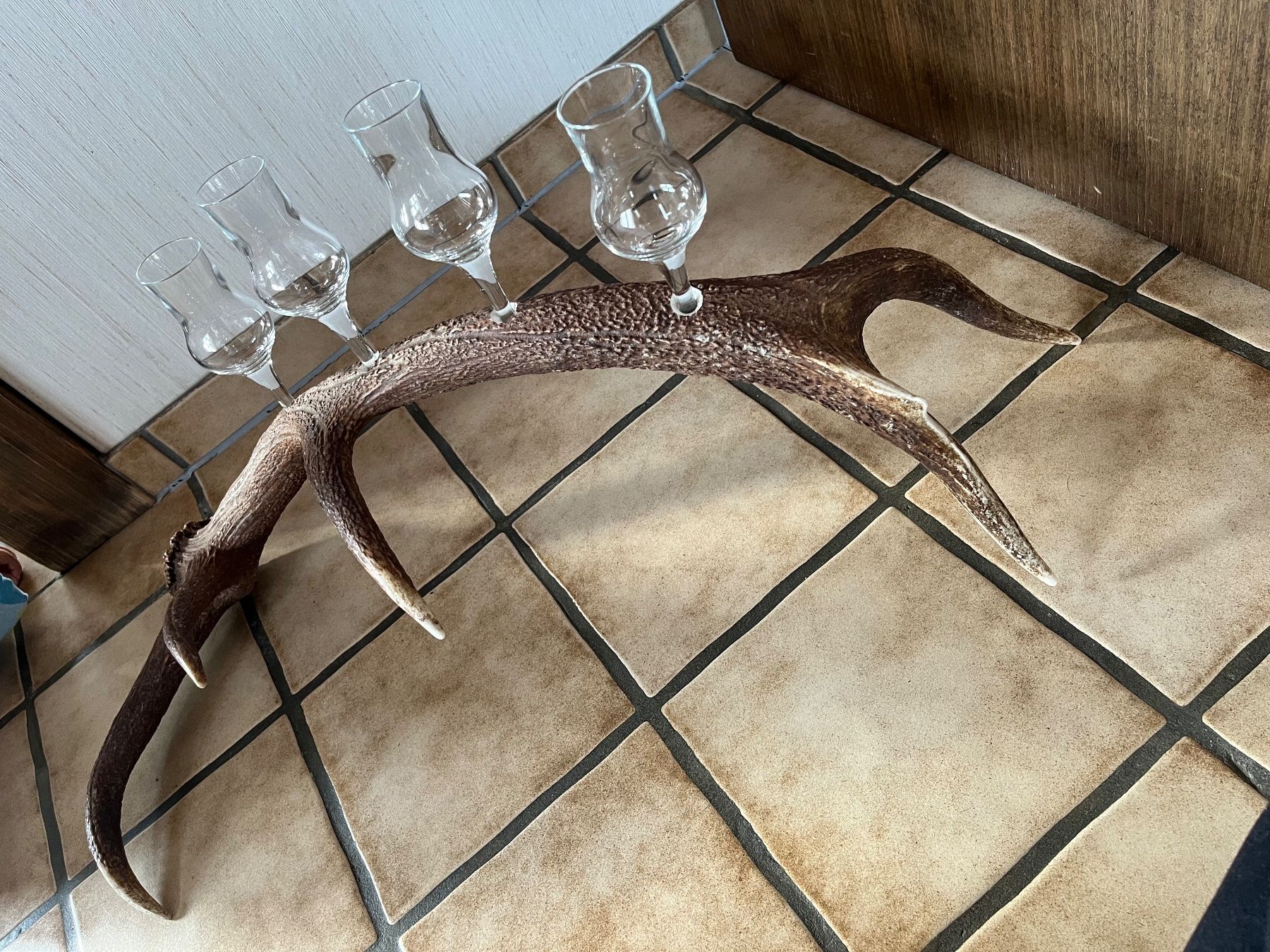 Tutte le decorazioni: Hirschgeweih mit 4 Schnapsgläser – Usato da Sattel venduto da Faca 3