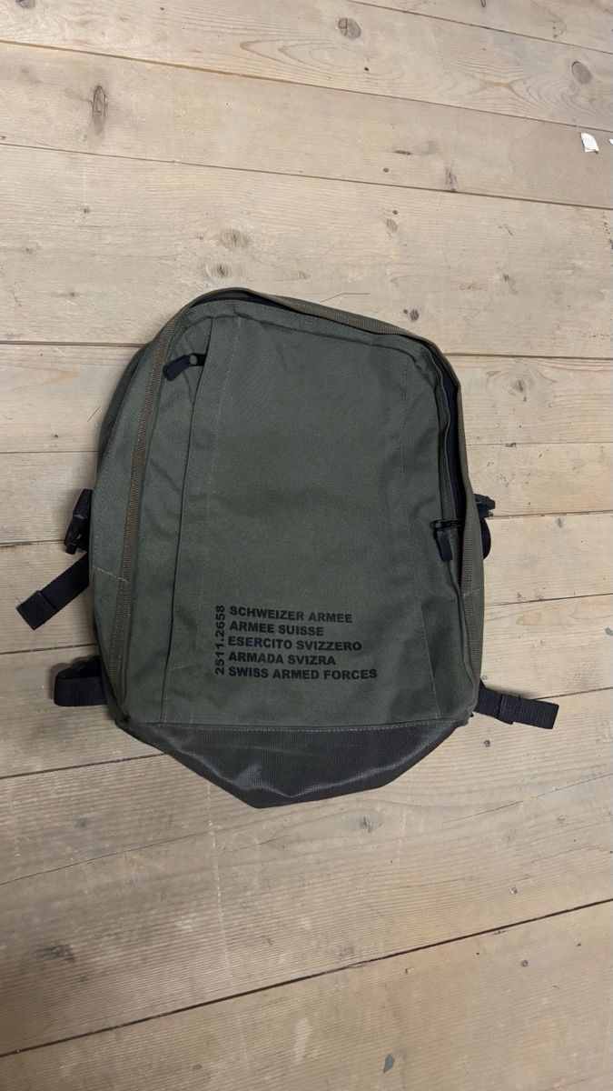 Schweizer Armee Zaini: Schweizer Armee Tagesrucksack – Usato da Büren an der Aare venduto da FindyourPops