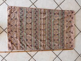 Tapis décoratif brodé à motifs géométriques