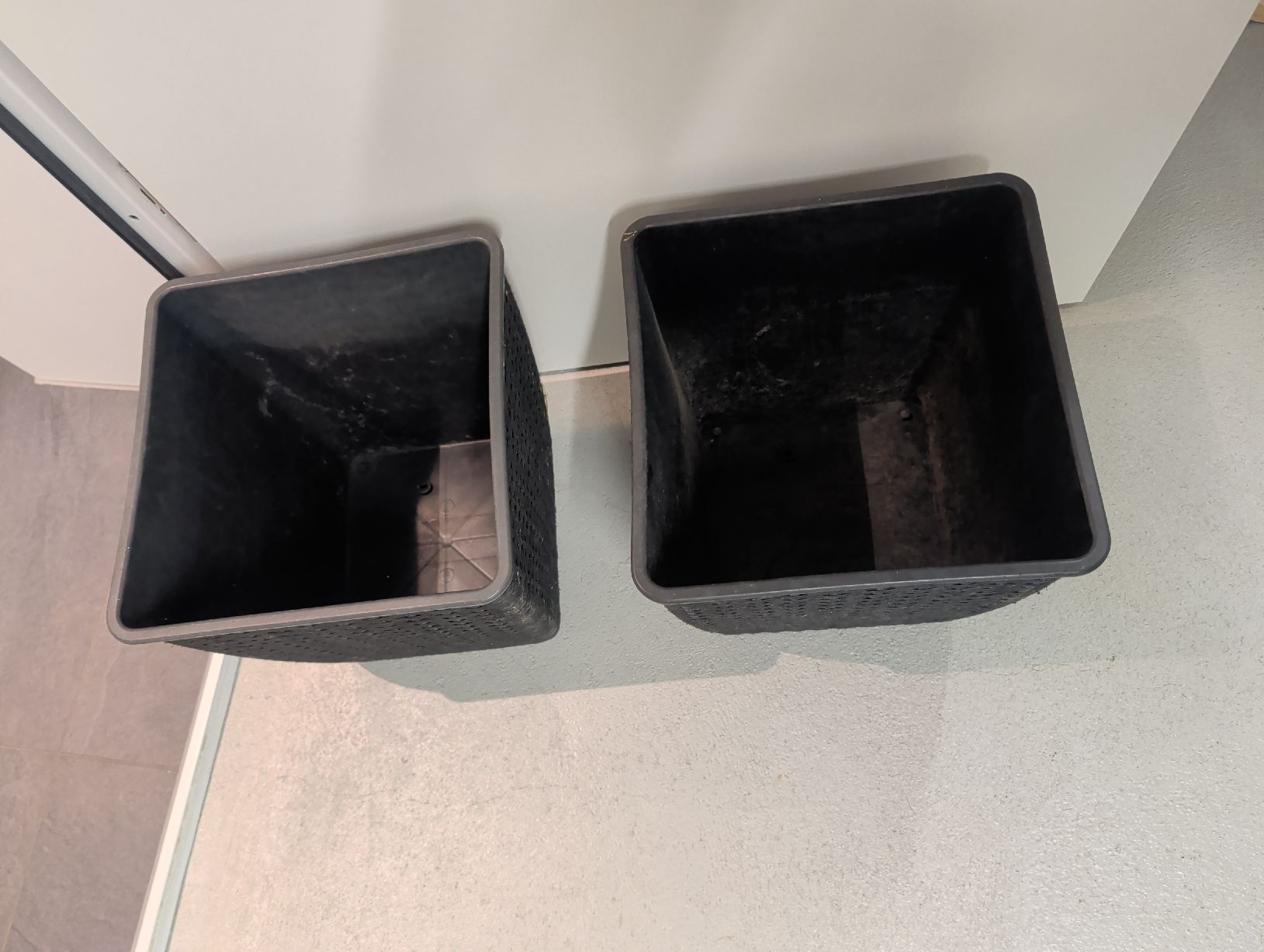 Vasi per fiori: Schwarze Blumenübertöpfe im 2er-Set 30x30x32cm – Usato da Dettighofen venduto da salocin89 1