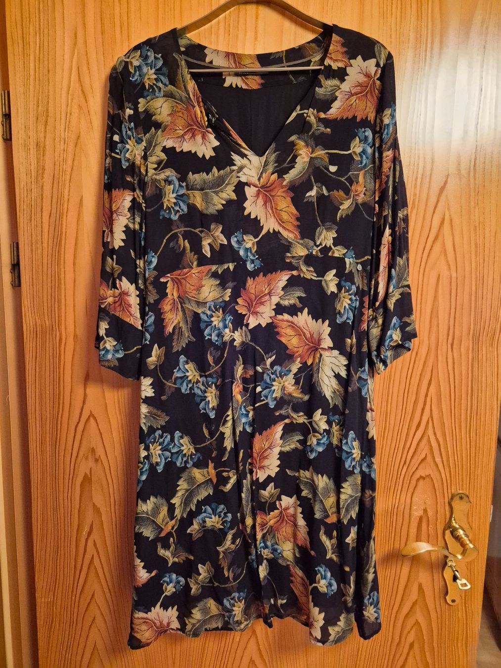 Nile Vestiti: Dunkelblaues Herbstkleid mit Blumenmuster – Usato da Walenstadt venduto da grischalounge1