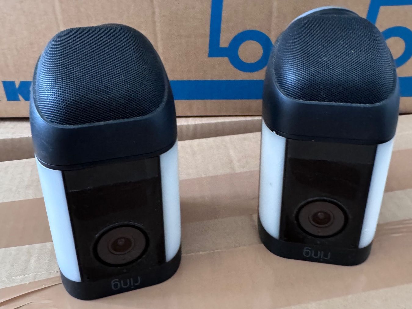 Alarmanlagen: 2x Ring Spotlight Cam Pro avec 4 batteries – Gebraucht aus Genève von ale_5x27