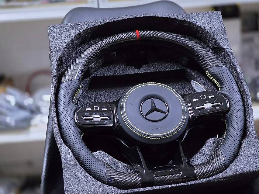 Tutti pezzi di ricambio auto: MERCEDES LENKRAD LEDER ORGINAL CARBON – Usato da Wängi venduto da Plt.design 3